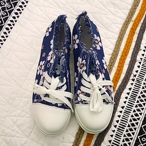 Daisy printed shoes